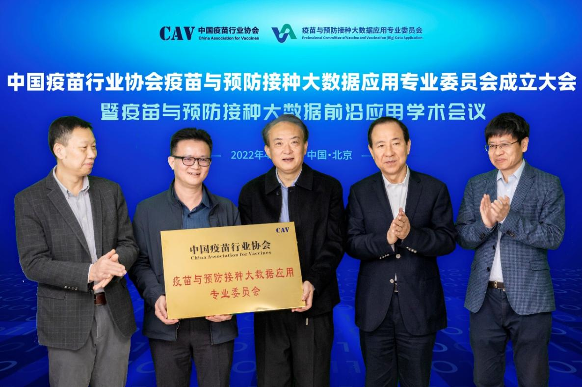 封多佳會長向?qū)Ｎ瘯l(fā)起人授牌并合影留念